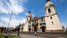Catedral de Lima. Al fondo ,cerro San Cristóbal.  Autor: Dirección de Sitios de Patrimonio Mundial.