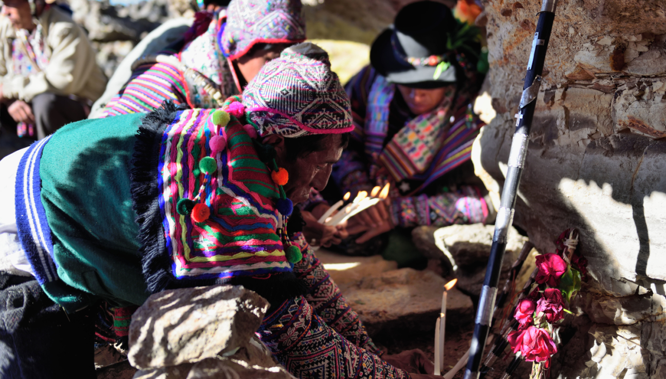 Ritos tradicionales a las montañas y lagunas sagradas a modo de ofrendas, de veneración y respeto. Autor: A. Gargate.