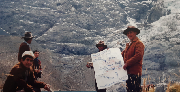 Nevado y laguna de Colquipucro ubicada a 4600 msnm, en la Cuenca Alta del Río Mala. Foto tomada con los comuneros y comuneras de San Lorenzo de Quinti para realizar un proyecto de la derivación de las aguas del Colquipucro al río Mala como prevención frente a las consecuencias del calentamiento global. Nevado y laguna de Colquipucro ubicada a 4600 msnm, en la Cuenca Alta del Río Mala. Foto tomada con los comuneros y comuneras de San Lorenzo de Quinti para realizar un proyecto de la derivación de las aguas del Colquipucro al río Mala como prevención frente a las consecuencias del calentamiento global.
