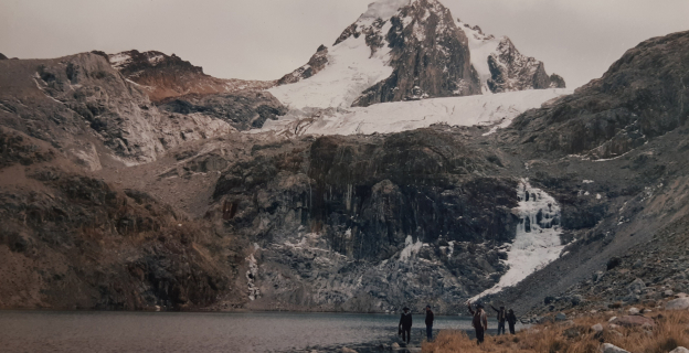 Fotografía tomada en agosto de 1991 del nevado Colquipucro ubicado aproximadamente a 5000 msnm en la Cuenta Alta del Río Mala. Fotografía tomada en agosto de 1991 del nevado Colquipucro ubicado aproximadamente a 5000 msnm en la Cuenta Alta del Río Mala.