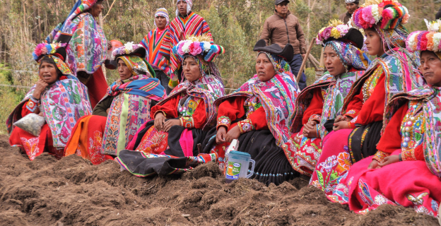 Mujeres cuyocuyeñas durante la qullana, vistiendo sus tradicionales