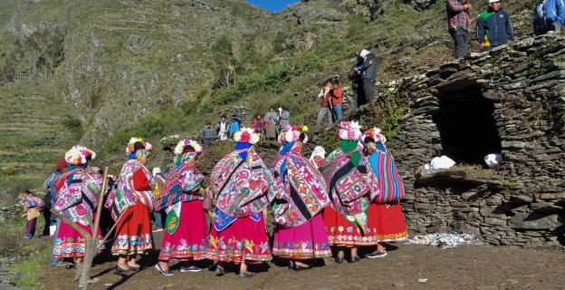 Trabajando en los andenes durante la qullana, haciendo uso de los putucos.