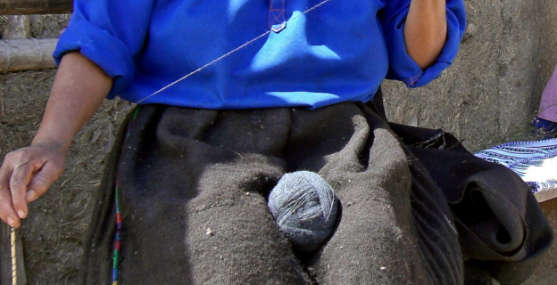 Pobladora del Huancabamba, donde se mantiene el tradicional arte de pushkar con hilo de ovino.