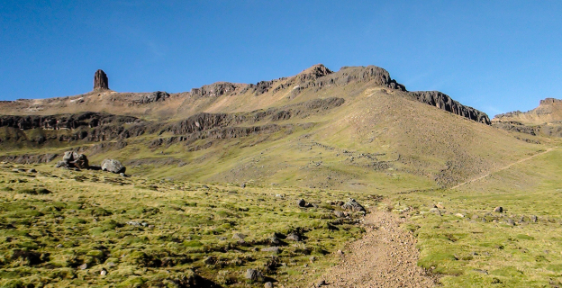Al sur del paisaje cultural se observa la montaña en la que se erige el Apu Tambraico. Al sur del paisaje cultural se observa la montaña en la que se erige el Apu Tambraico.