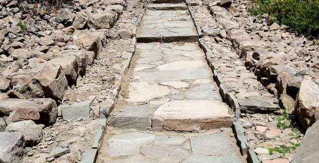 Camino empedrado que ingresa a Andamarca