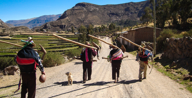 Comuneros dirigiéndose a trabajar en los andenes