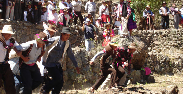 Las familias realizan esta celebración en los andenes, y por la noche hacen una fiesta en el pueblo. La Fiesta de la Siembra dura 2 días.
