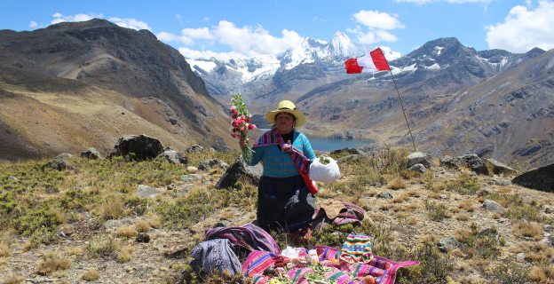 Comunera mostrando  la mesa ritual ofrecida al Apu Pariacaca, que incluye productos de la tierra y mullu.