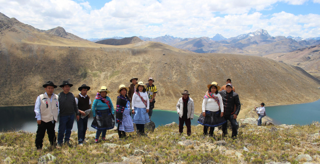 Comuneros y comuneras reunidos en la Laguna Piticocha