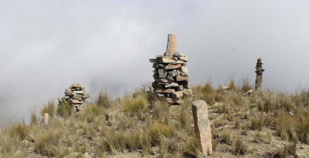 Reloj Solar y apachetas en la cima de Shaucaña Huillcacoto.