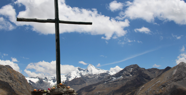 La cruz ante el Apu Pariacaca