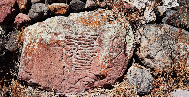 Jeroglifos en la piedra - Qasa