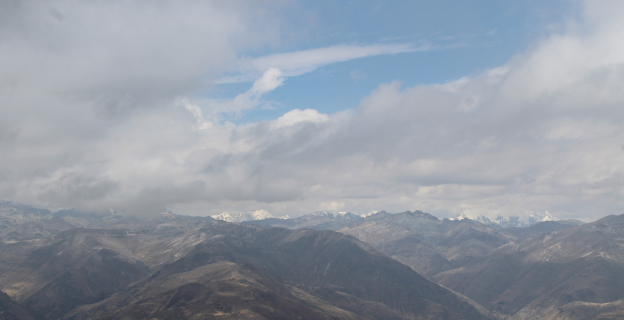 El reino de las huacas. Desde el Shaucaña, se puede observar el Apu Pariacaca y otra cadena de nevados.
