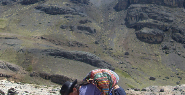 Ritual de elaboración de apacheta en Huachua Cruz Tanta