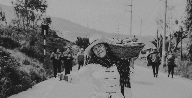 Pobladora lamudina en el tradicional hueche, el cual es un acto costumbrista que se desarrolla en fiestas patronales donde se comparten productos locales entre comunidades