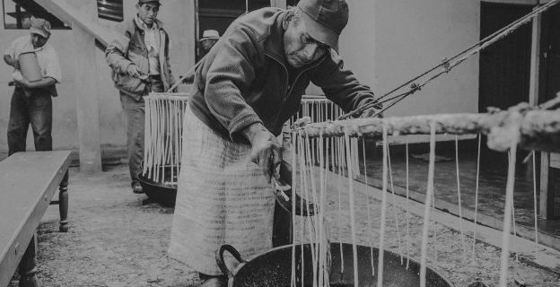 El Labracuy es un acto tradicional de labrar las velas para las fiestas religiosas de las comunidades.
