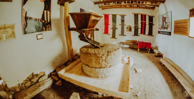 Molino de piedra en el hogar de Cesáreo Torrejón, lugar donde se muelen los granos de trigo y maiz para elaborar los panes artesanales de la comunidad. El mismo funciona a base de energía hidráulica.
