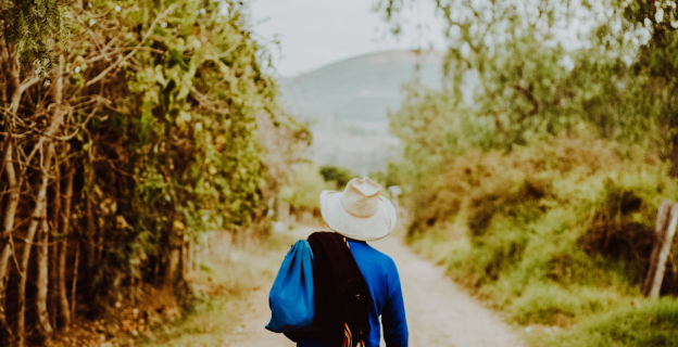 Poblador lamudino regresando a su hogar después de sus labores en la chacra