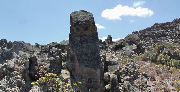 Foto de monolito de Huallallo, tomada desde el cerro Marcajay; al cual se le atribuye localmente el personaje de Huallalo Carhuincho, enemigo de Pariacaca de acuerdo al Manuscrito de Huarochirí.