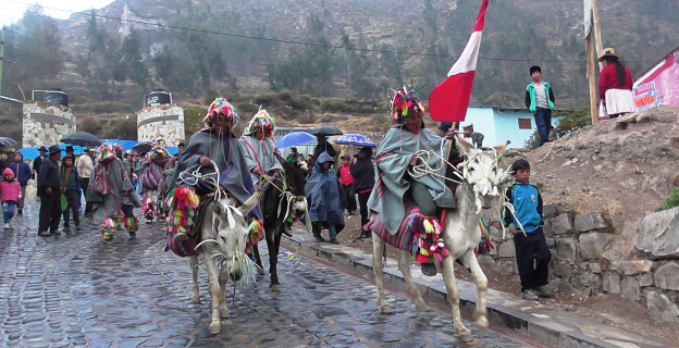 Entrada de curcuchos en la Fiesta de San Andrés (30 de noviembre) cuando se hacía en honor a Pariacaca y Tutayquiri. Los curcuchos son personajes satíricos que suben a la montaña y dejan ofrendas al Apu Pariacaca para pedir la llegada de lluvias.