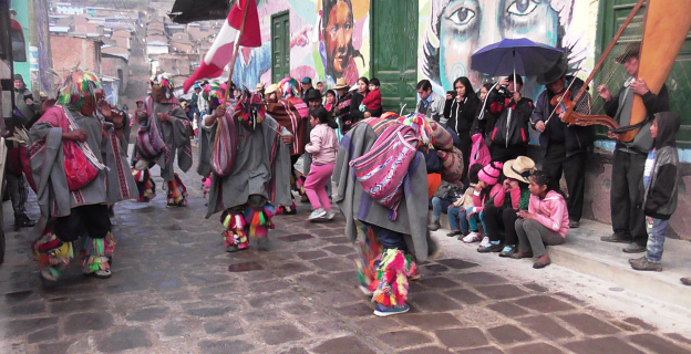 Los curcuchos danzan con sus alforjas llenas de hierbas, para demostrar su alegría por el esfuerzo logrado al bajar de la montaña.
