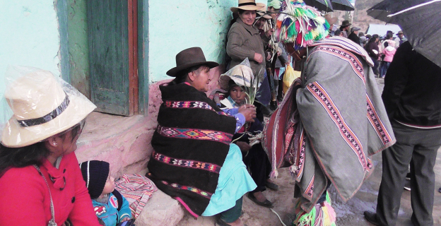 Curcuchos regalando hierbas medicinales que les dio Pariacaca (shutaca, huamanripa, chupasangre y suelda suelda) para curar los males de los comuneros y comuneras.