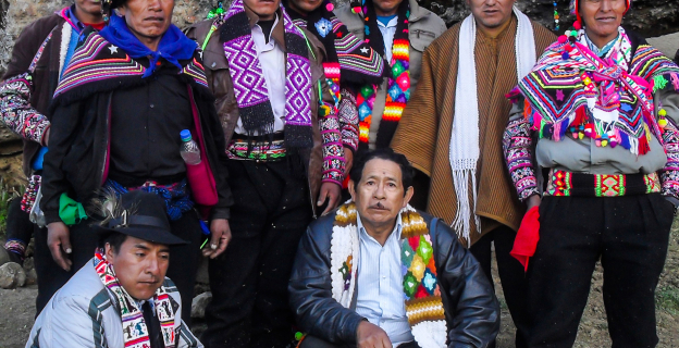 Cabildo ostenta los estandartes o símbolos de la comunidad campesina. Cabildo ostenta los estandartes o símbolos de la comunidad campesina.