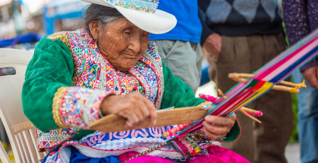 Ancianita Collagua transmitiendo  las tradiciones del Valle del Colca.