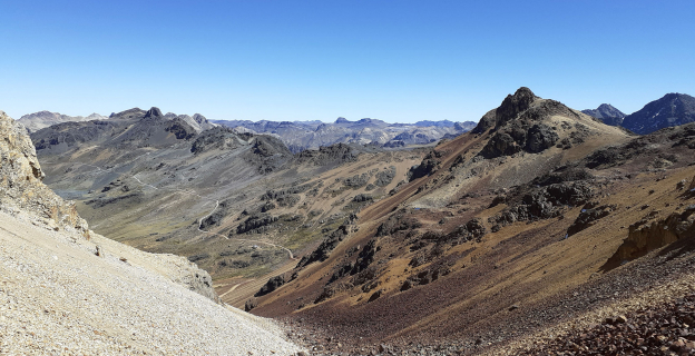 Camino en subida, hacia el Apu Pariacaca.