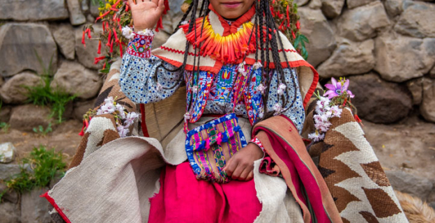 Niña representando a una doncella como sacrificio a los apus (Nevado Hualca Hualca de 6 025 m, ubicado en el centro poblado de Pinchollo, Cabanaconde)