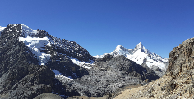 Vista del Apu Pariacaca, llegando desde San Lorenzo de Quinti.