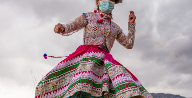Joven Cabana bailando la danza del Wititi Patrimonio Cultural Inmaterial de la Humanidad, en época de pandemia.