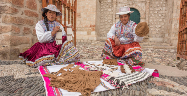 Pobladoras de Sibayo mostrando sus tejidos de fibra de alpaca.