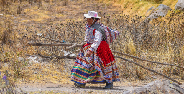 Pobladora Collagua en sus labores diarias en el Valle del Colca