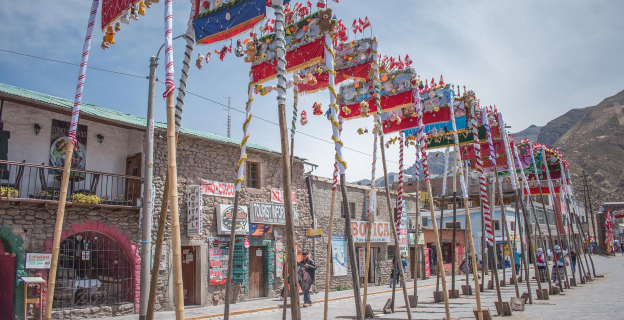 Arcos armados en la plaza de Chivay, en honor a la Virgen Inmaculada Concepción – Fiesta que se celebra del 07 al 11 de diciembre.