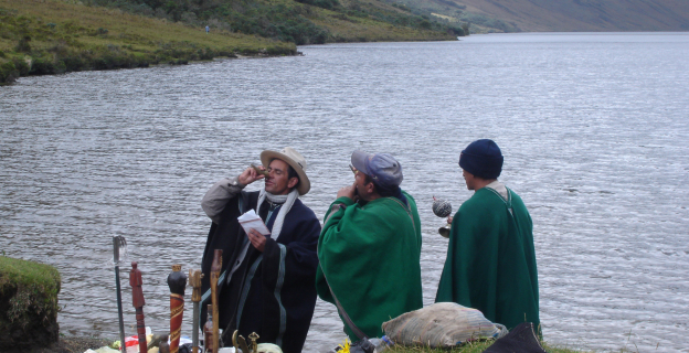 Maestros realizando práctica curanderil a la orilla de la Laguna Shimbe.