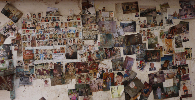 Mural de fotografías en la gruta de la Virgen Santa Clara, fuente curativa en Sapalache - Las Huaringas